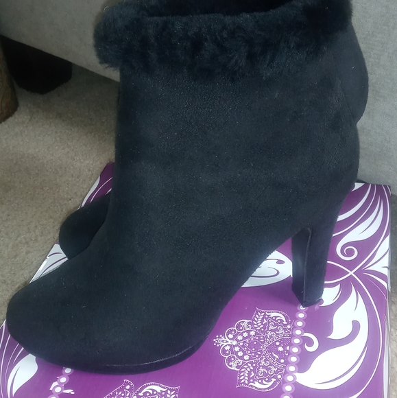 Black boots, size 8, suede material, fur around ankle made by Forever - Picture 8 of 10